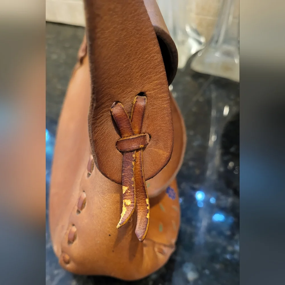 Vintage Tan Tooled Leather Purse with Embossed Flowers, Birds, and Butterflies - Picture 4 of 15